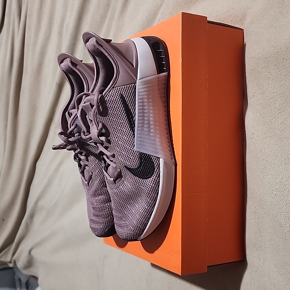 Women's Nike Metcon Shoes - Picture 2 of 6